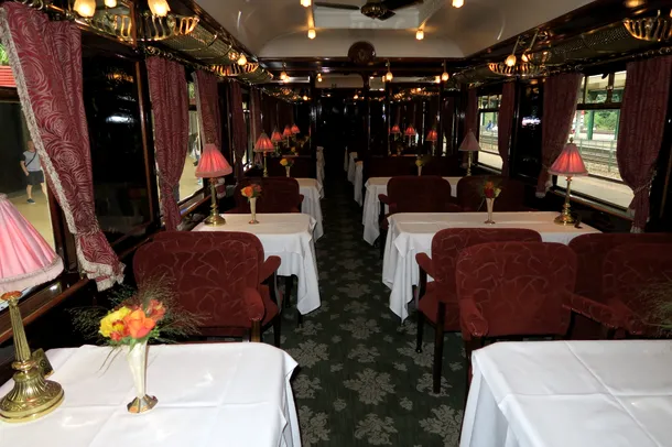 Trenul Orient Express a oprit la gara din Sinaia, pasagerii vizitând Castelul Peleş