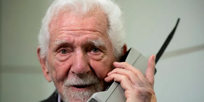 Inventatorul telefonului mobil crede că încărcătorul perfect pentru smartphone este chiar corpul uman