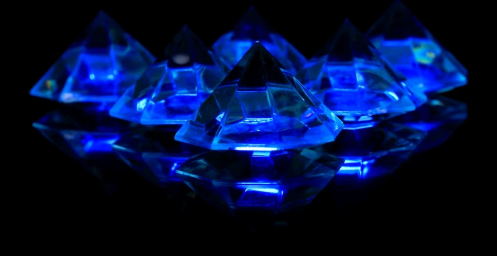 O echipă de cercetători a observat cum diamantele sintetice s-au autovindecat la temperatura camerei