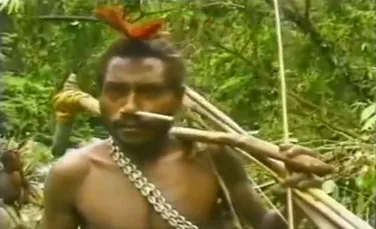 În anii ’70, un trib de culoare a făcut cunoştinţă pentru prima oară cu oamenii albi. Care a fost reacţia la vederea camerei de filmat – VIDEO