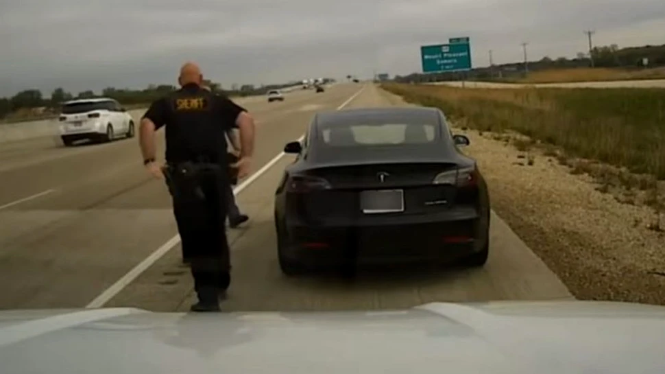 Șofer prins în timp ce dormea la volanul unei Tesla, care se deplasa cu peste 128 km/h