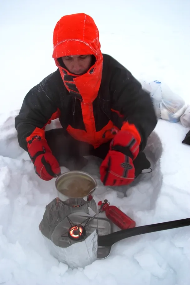 Pregătirea hranei pe un foc improvizat pe timp de iarnă