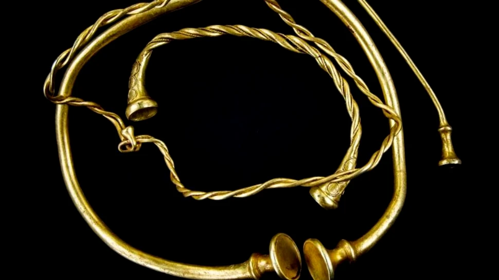 Bijuterii de aur de 2.500 de ani descoperite în Marea Britanie arată legături mai strânse a insulei cu Europa continentală