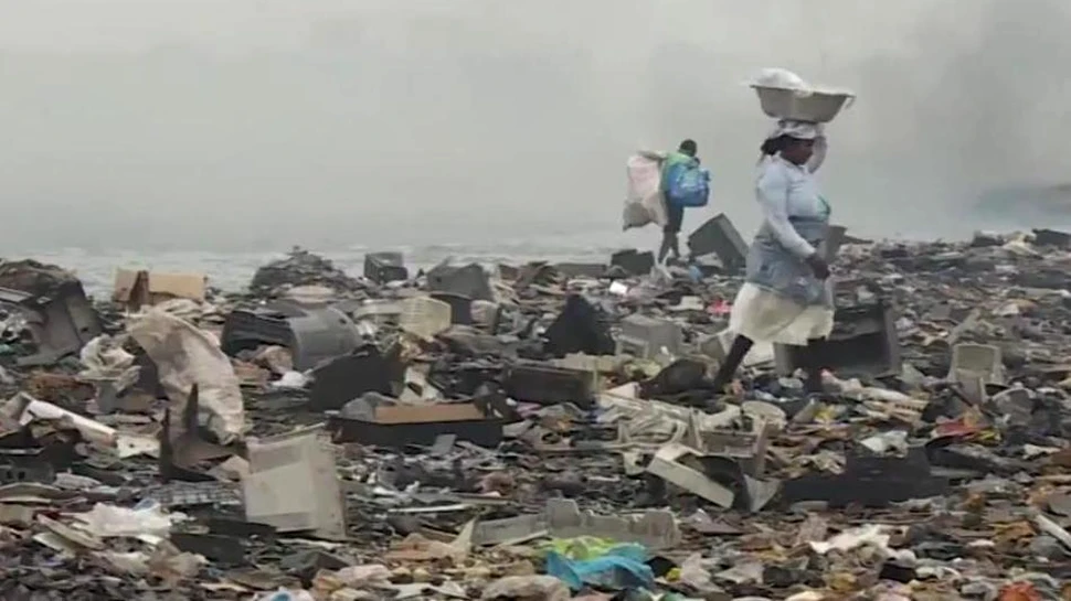 Groapa cu electronice din Ghana, locul unde oamenii îndură vapori toxici pentru a avea bani de mâncare – VIDEO