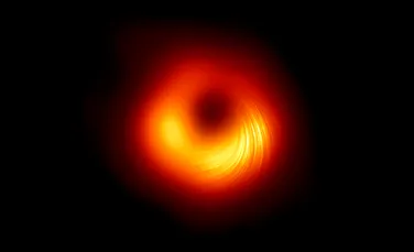 Noi imagini dezvăluie câmpul magnetic extrem de puternic al găurii negre din inima galaxiei Messier 87