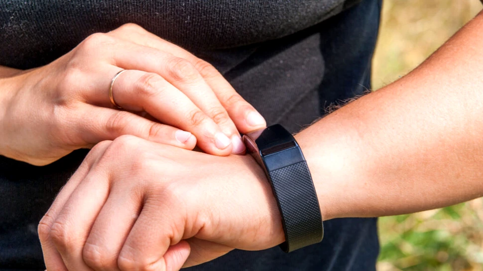Brățările inteligente sunt pline cu bacterii potențial dăunătoare, avertizează un studiu