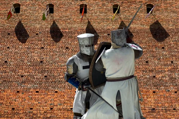 Reactualizarea unei lupte dintre cavaleri în timpul asediului cetăţii.