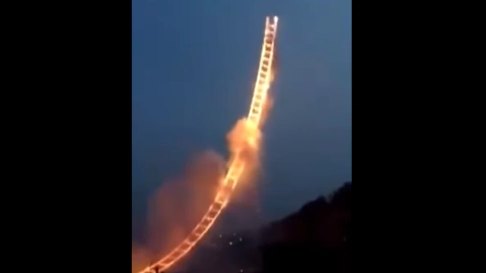 ”Scara către cer”,  uimitoarea instalaţie cu artificii ce pare că vrea să atingă cerul –  VIDEO