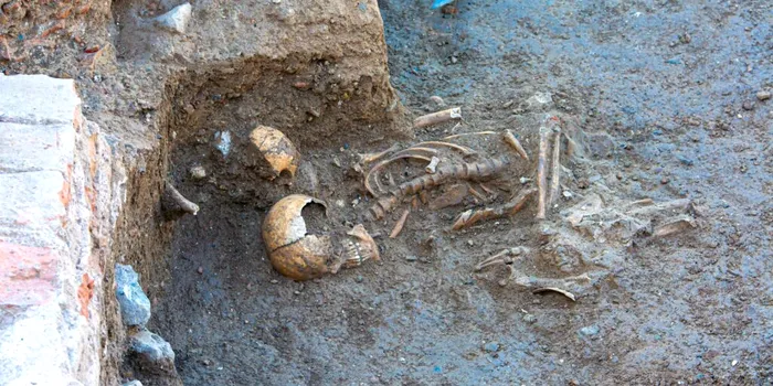 Bărbat îngropat cu pietre mari pe piept pentru a-l împiedica să „iasă din mormânt”, dezgropat în Germania