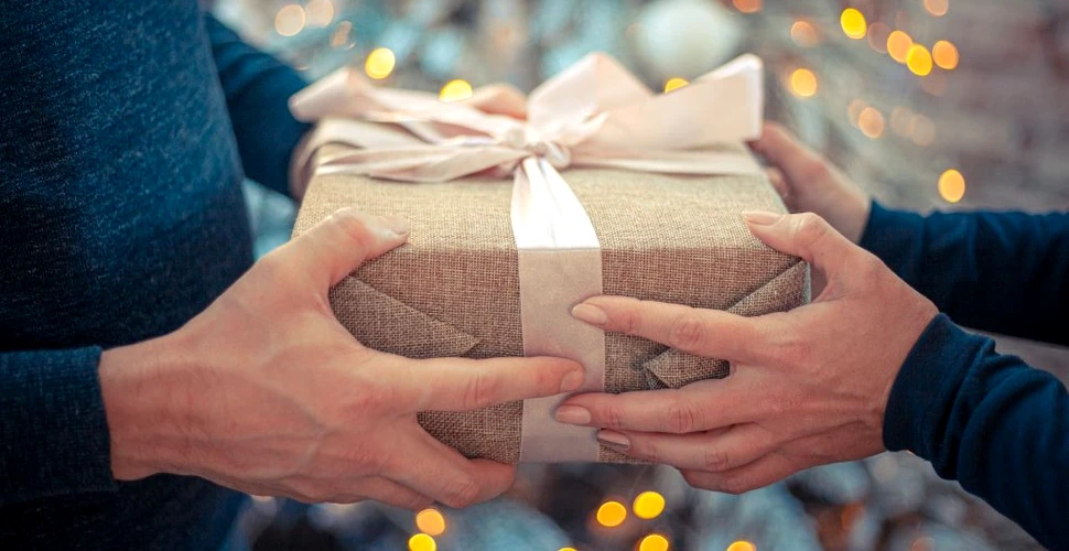 Ce cadouri de sărbători preferă românii? 64% se ghidează după gusturile și preferințele celor dragi