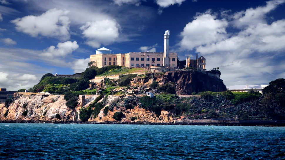 Cum au reușit trei deținuți să evadeze din închisoarea Alcatraz cu o lingură