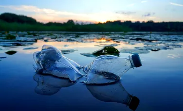 Plasticul care se dizolvă în apă ar putea combate criza globală a poluării