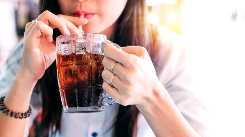 Copiii care beau sucuri cafeinizate, mai predispuși să consume alcool în anul următor