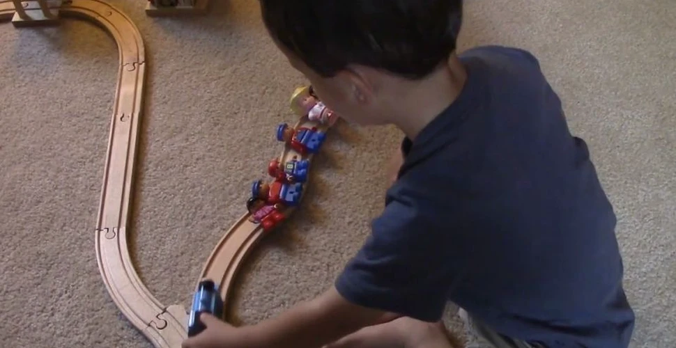 Rezolvarea dată de un băiat în vârstă de 2 ani la ”dilema tramvaiului”, pe care mulţi se chinuie să o dezlege – VIDEO