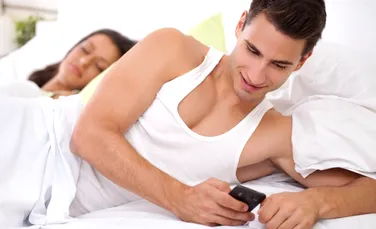 Bărbaţii care ţin mult timp telefonul mobil asupra lor riscă să aibă probleme în viaţa intimă. Concluzia unui studiu