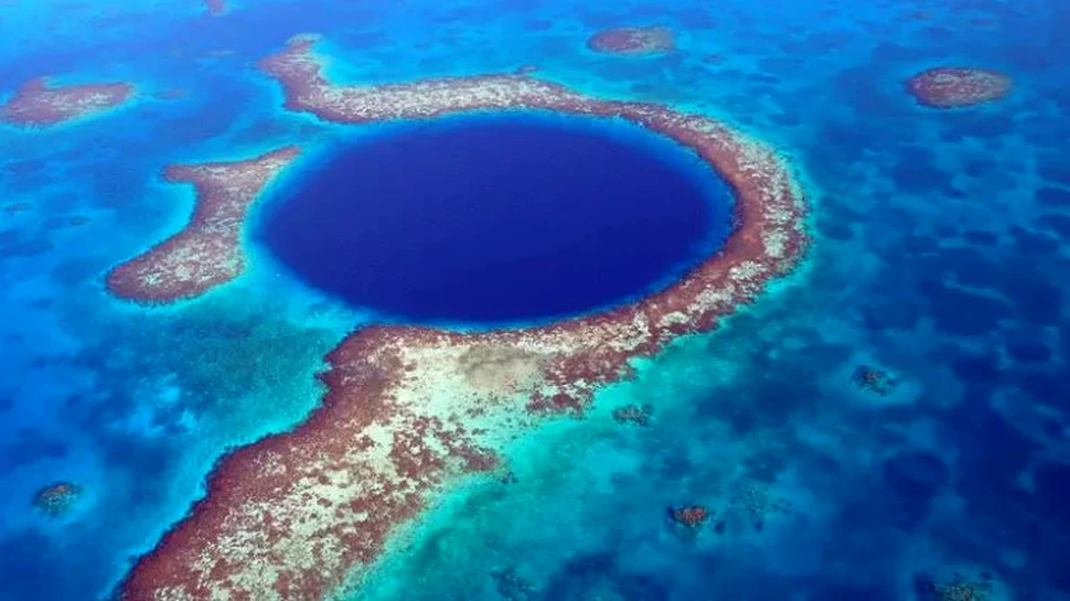 Descoperire alarmantă exploratorilor pe fundul Marii Găuri Albastre din Belize