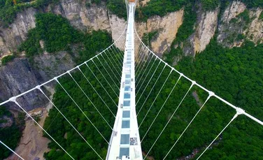 Podul din munţii Avatar, cel mai mare pod de sticlă din lume, s-a deschis pentru public. Imagini care îţi taie respiraţia