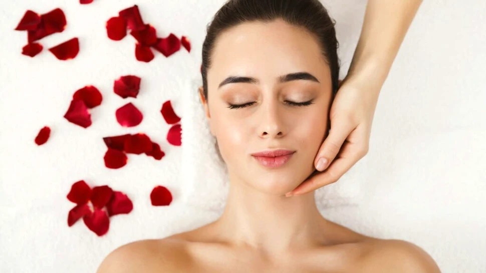 Cel mai recent truc promovat în online pentru prevenirea ridurilor: masajul