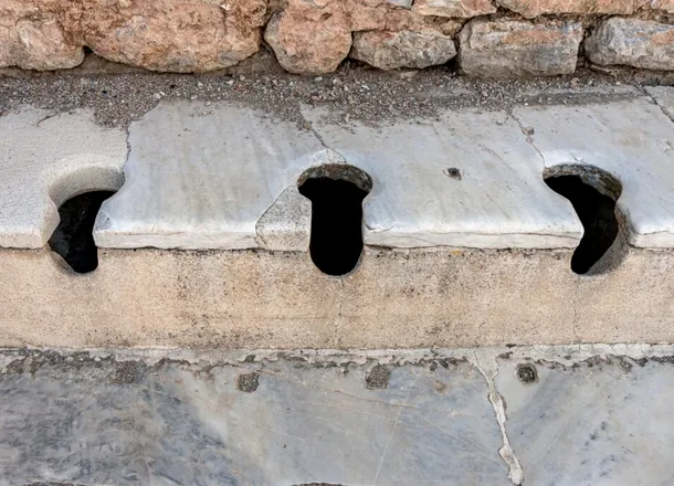 Unde mergeau oamenii la toaletă în Roma antică? Latrinele fără intimitate și controversa buretelui comun