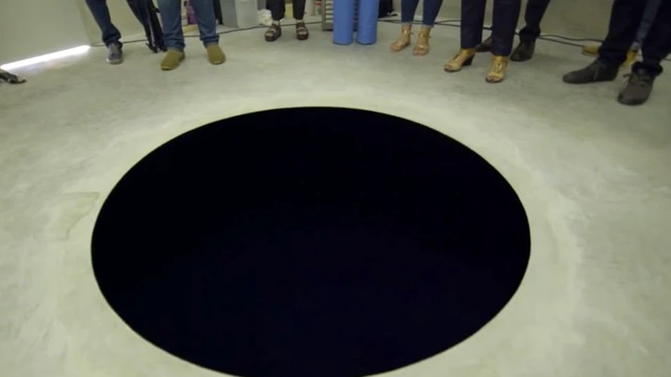 Un turist a căzut într-o operă de artă ce seamănă cu o ”gaură neagră”