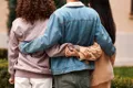De ce unii oameni pot iubi mai multe persoane în același timp? Poligamia explicată: între biologie, cultură și nevoi emoționale