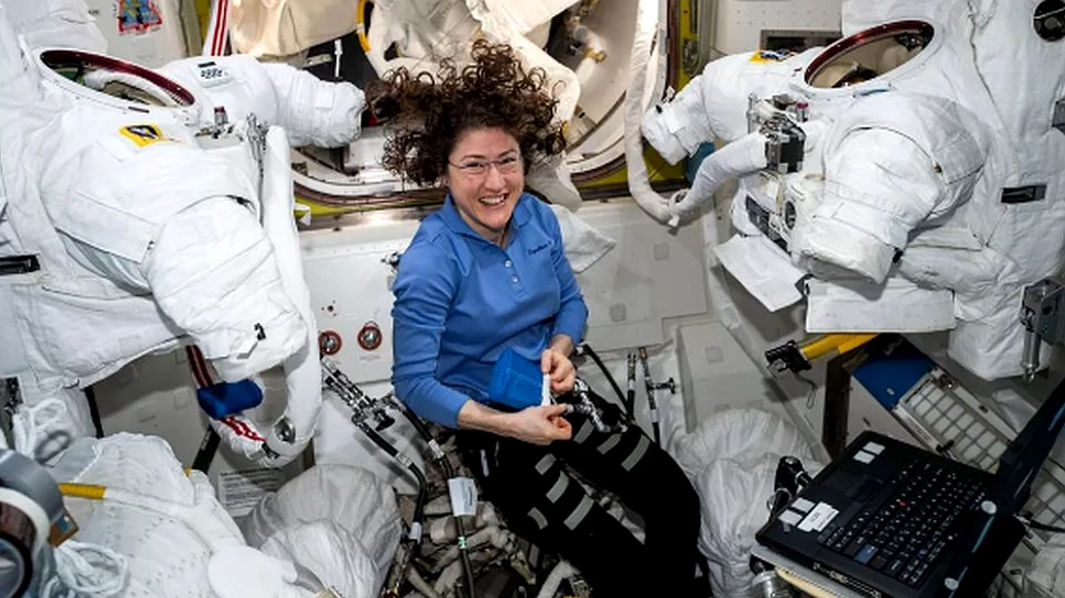 Christina Koch, astronauta care a petrecut cea mai lungă perioadă în spaţiu, a revenit pe Terra