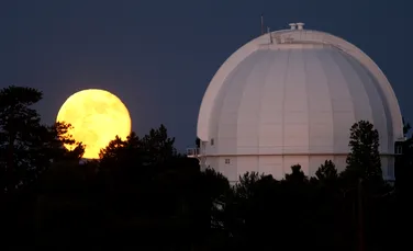 „Super Luna” va străluci pe cer în noaptea aceasta, începând cu 21:12. Tot ce trebuie să ştiţi despre acest fenomen astronomic
