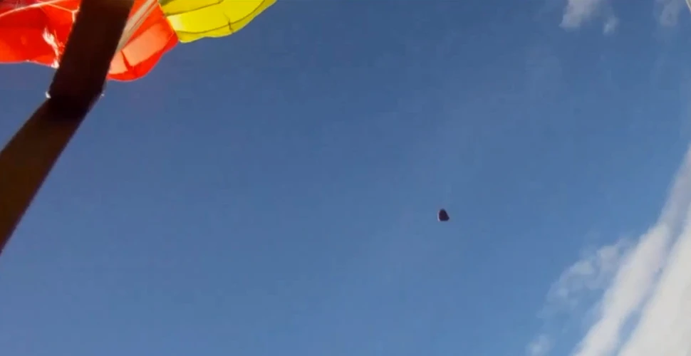 Senzaţii tari la înălţime: un paraşutist sare la doar câtiva metri de un meteorit aflat în cădere. Ce se întâmplă (VIDEO)