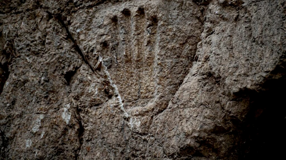 Amprenta misterioasă a unei mâini, descoperită pe peretele unui șanț vechi de 1.000 de ani din Ierusalim