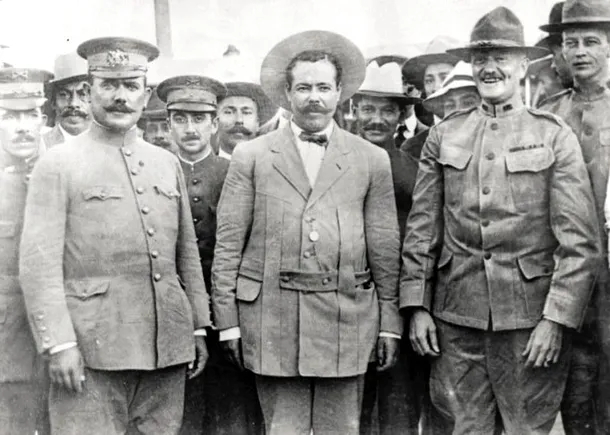 Pancho Villa (Mijloc) şi John Pershing (dreapta), pe vremea când erau prieteni şi aliaţi