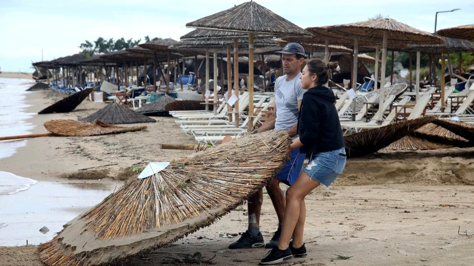 Un ciclon asemănător cu cel din Grecia ar putea ajunge şi în România. Anunţul directorului ANM