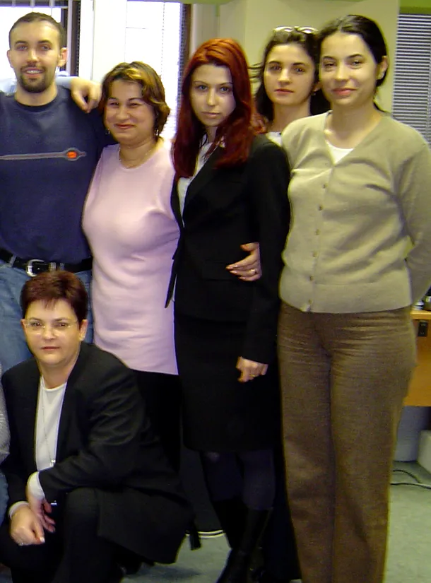 Raluca Stroescu (centru, în costum negru) într-o fotografie de familie