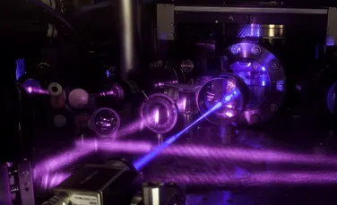 Un nou tip de ceas atomic cuantic ar putea dezvălui originea materiei întunecate