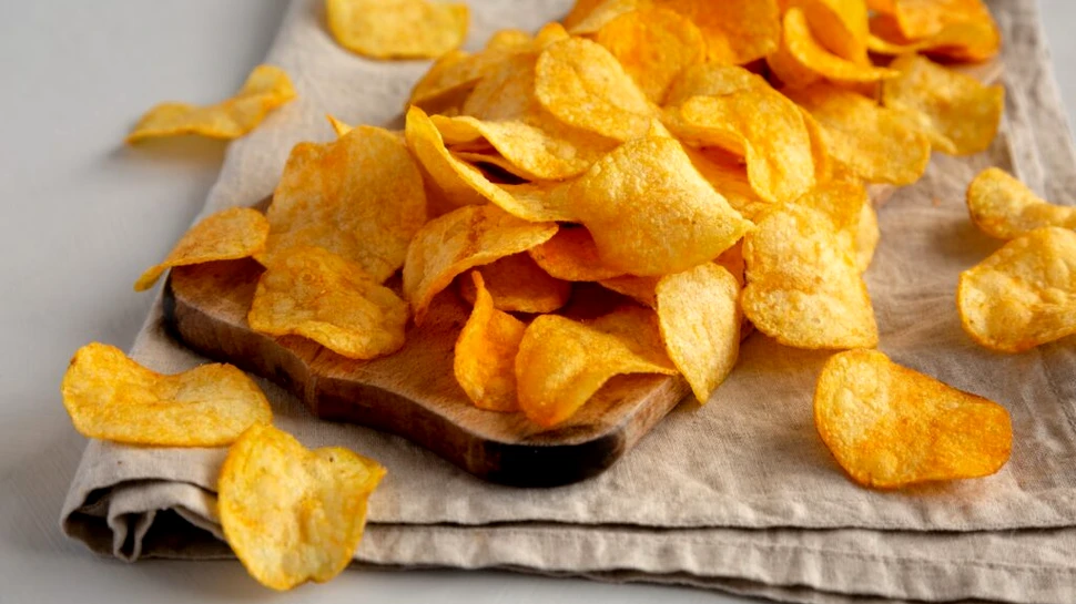 Mâncare nesănătoasă, dar mai puțin dăunătoare: Ce recomandă experții în nutriție dacă poftești la „junk food”
