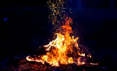 Oamenii antici stăpâneau focul încă de acum un milion de ani, sugerează un studiu