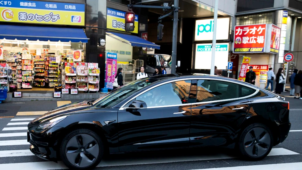 Japonia vrea să convingă Tesla să investească în Nissan