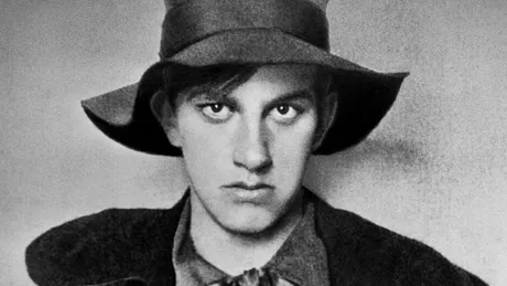 În urmă cu 132 de ani se năştea poetul şi dramaturgul Vladimir Maiakovski. Ce spunea Stalin despre el
