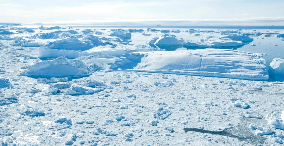 În fiecare oră, Groenlanda pierde 30 de milioane de tone de gheață