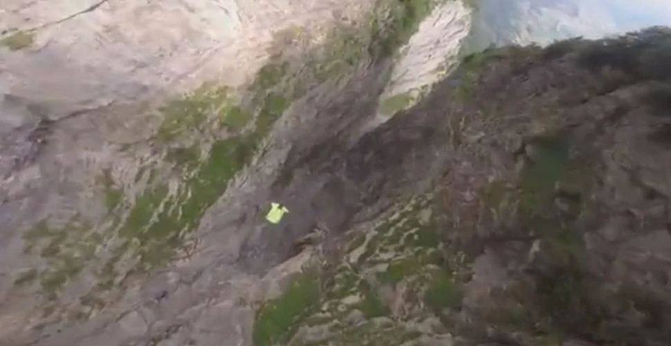 Trei elveţieni s-au filmat în timpul unui zbor printre pereţii înguşti ai unui canion  – VIDEO