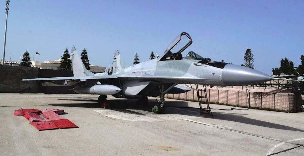 MiG-uri  fără însemne identificate la o bază rusească din Siria