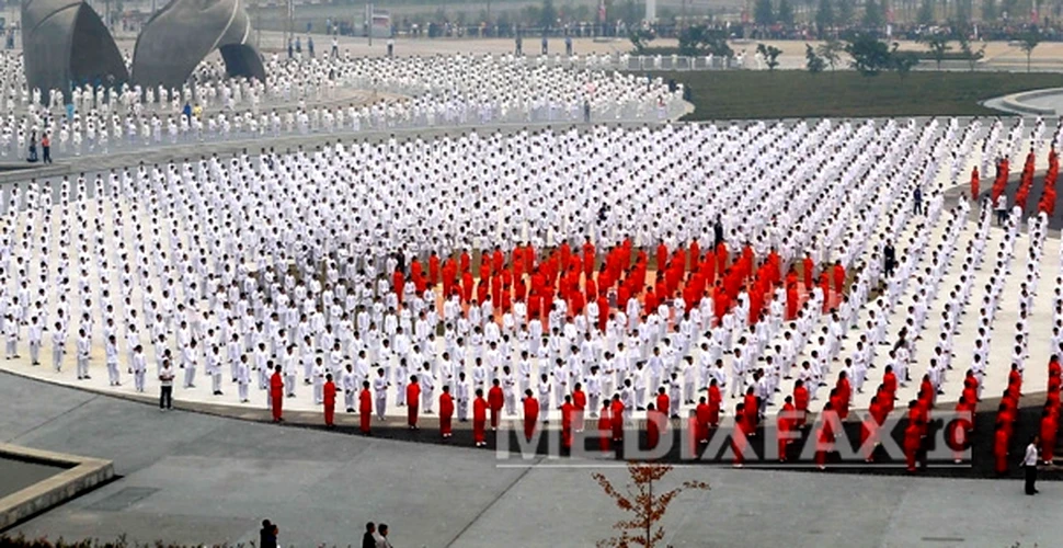 Peste 50.000 de chinezi încearcă să doboare un record Guinness BOOK. Ce a ieşit – GALERIE FOTO, VIDEO
