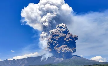 Vulcanul Etna a erupt spectaculos! Exploziile s-au auzit de la 50 de kilometri depărtare