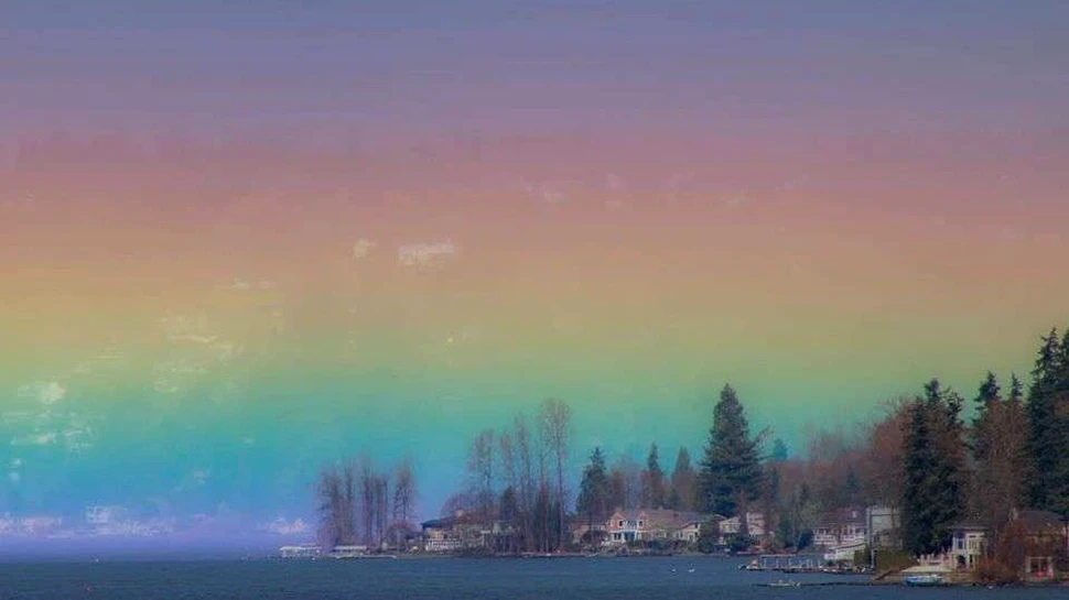 Cum arată, de fapt, un curcubeu orizontal? Un astfel de fenomen rar a fost surprins pe malul unui lac. FOTO