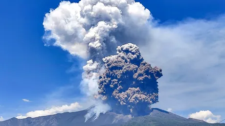Vulcanul Etna a erupt spectaculos! Exploziile s-au auzit de la 50 de kilometri depărtare