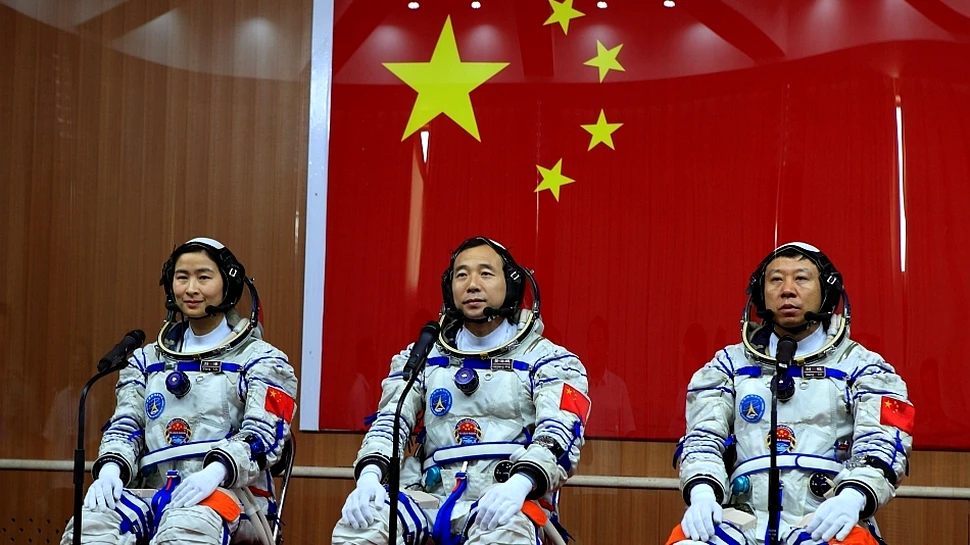 Trei cosmonauţi vor fi lansaţi în spaţiu în cadrul unei misiuni cruciale pentru ambiţiosul program spaţial chinez