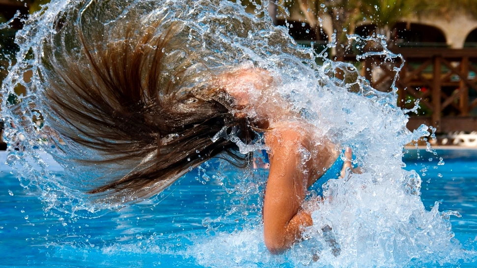 Motivul dezgustător pentru care ţi se înroşesc ochii şi te ustură atunci când mergi la piscină