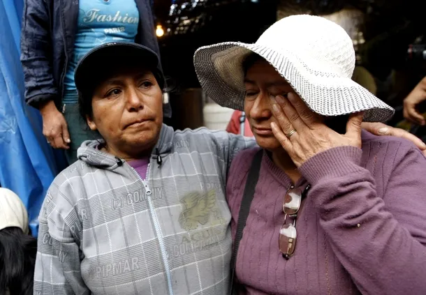 Două femei plâng de fericire după ce soţii lor au fost salvaţi
