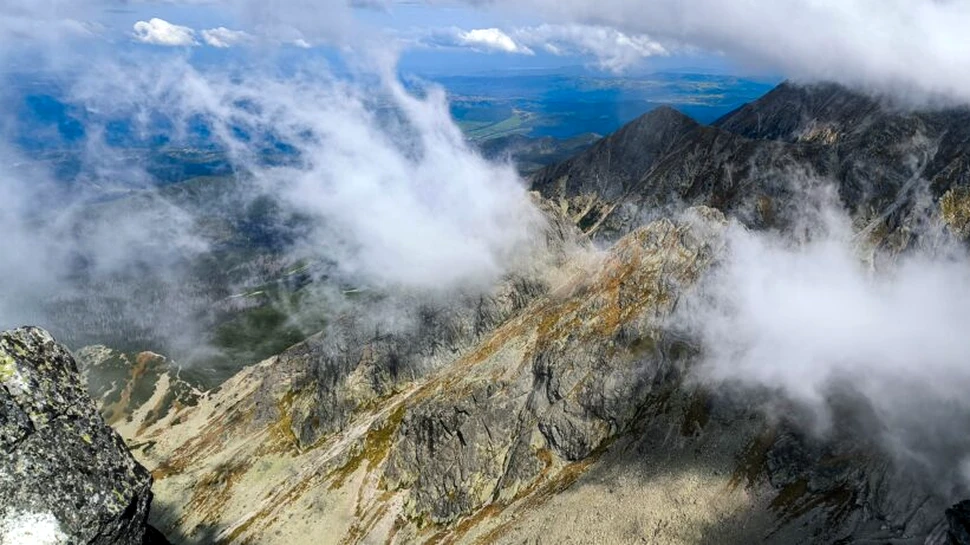 Doi turiști, evacuați cu elicopterul din Munții Tatra după ce un chatbot i-a dus pe un traseu greșit