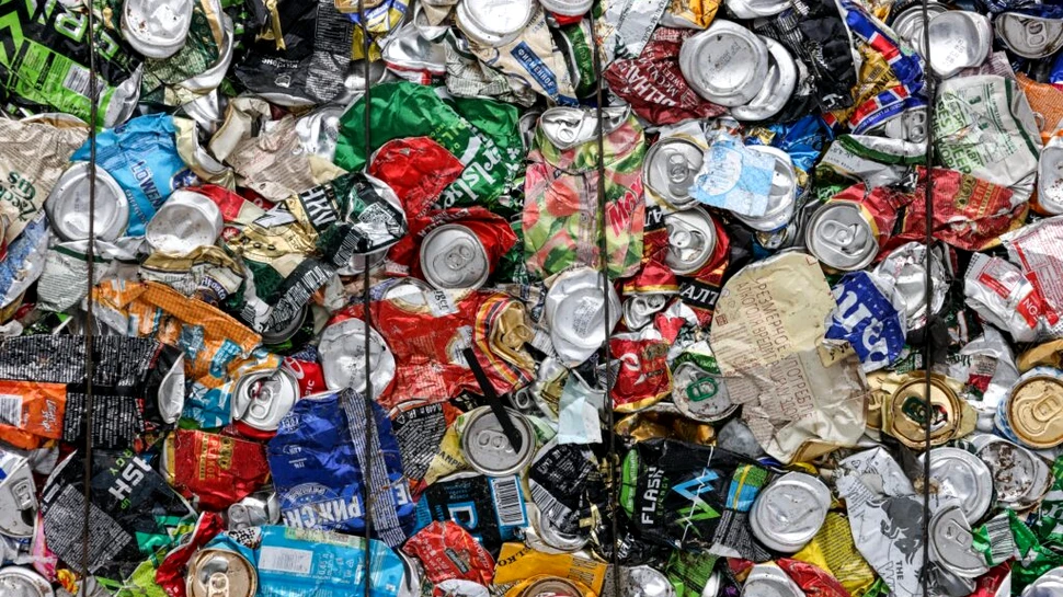 Desfaci. Folosești. Arunci unde & cum trebuie. Drumul spre o nouă viață: De la deșeu, la materie primă