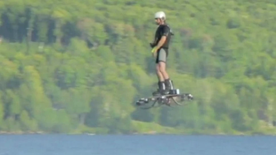 Un inventator canadian de origine română, care a intrat în Cartea Recordurilor, testează un nou prototip de hoverboard. VIDEO
